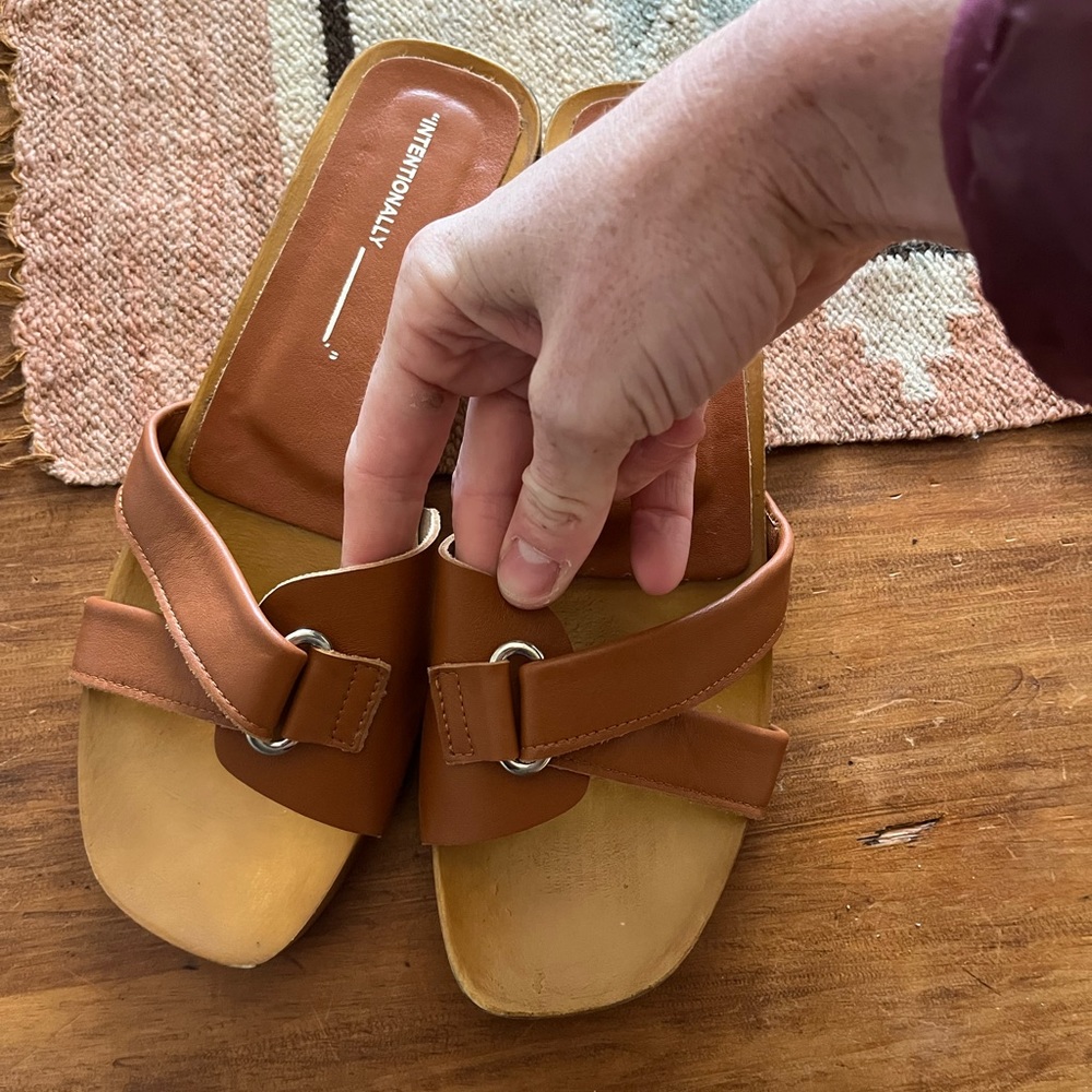 Free people women’s sandals, worn once, excellent condition!
